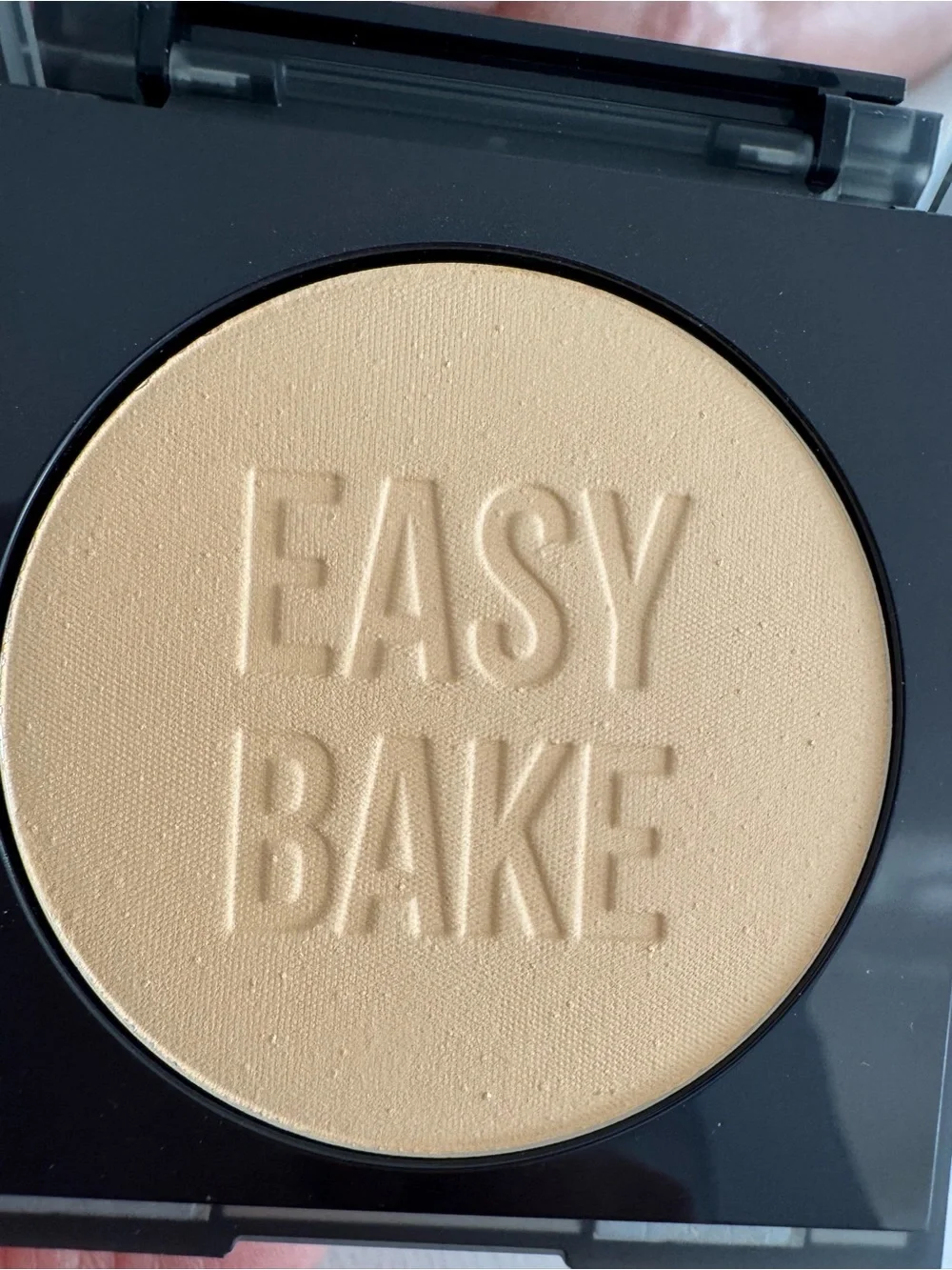 HUDA BEAUTY pressed brightening